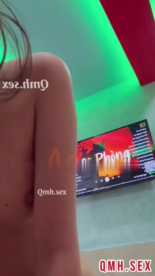 Gái 2K E Thẹn Để Bạn Trai Nhẹ Nhàng Bú Mút Vú Đẹp Trong Quán Cafe